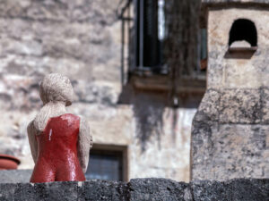 figurine-femme-assise-mur-centre-matera-italie