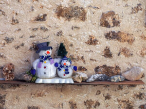 figurines-bonhomme-neige-maison-rue-calascio-italie