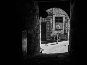 garcon-marche-rue-montepulciano-italie