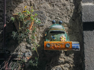 grenouille-boite-lettres-rue-bolsena-italie
