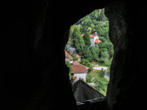 grotte-chateau-predjama-slovenie