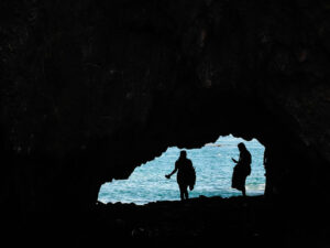 grotte-mer-personnes-ombres-chinoises-manarola-cinque-terre-italie