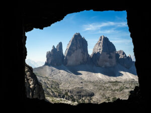 grotte-sentier-tre-cime-lavaredo-dolomites-italie