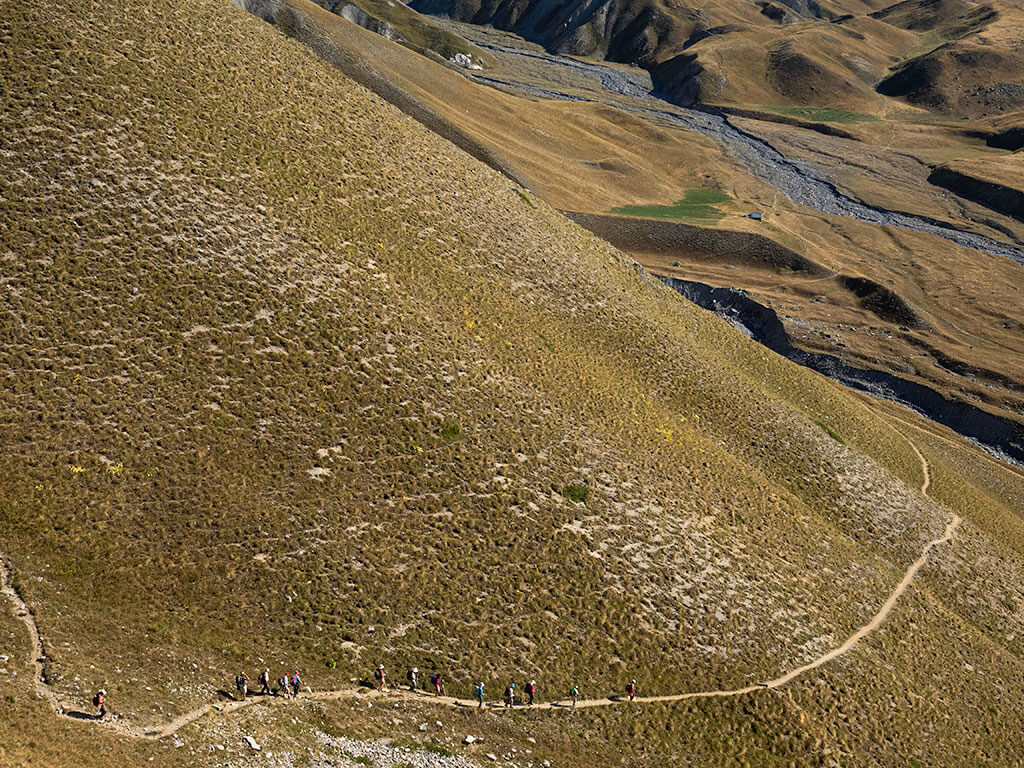 groupe-randonneurs-sentier-montagne-alpes