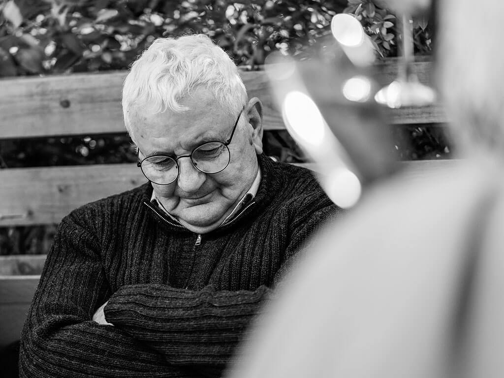 homme-age-assis-sourire