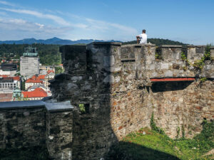 homme-assis-muraille-chateau-ljubljana-slovenie