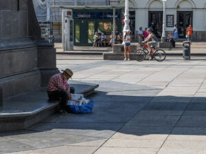 homme-assis-passants-place-ban-jelacic-centre-zagrab-croatie