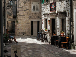 homme-assis-rue-centre-ancien-kotor-montenegro