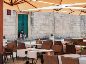 homme-assis-terrasse-place-kotor-montenegro