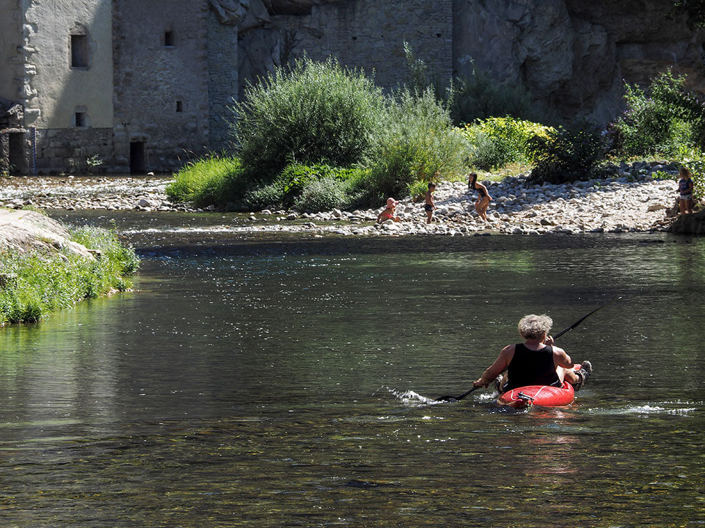 homme-canoe-rouge-riviere-calme