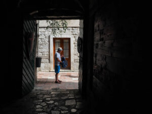 homme-debout-rue-centre-ancien-kotor-montenegro