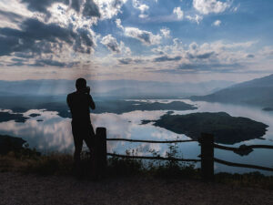 homme-photographe-vue-generale-lac-slansko-montenegro