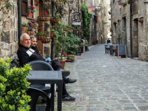 hommes-assis-terrasse-rue-bolsona-italie
