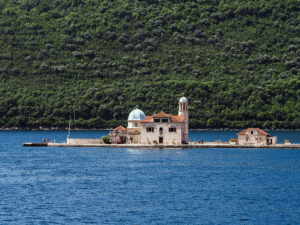 ile-eglise-notre-dame-rochers-baie-kotor-montenegro