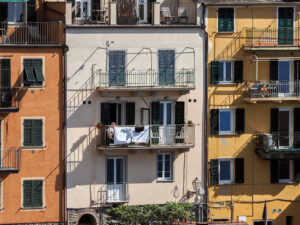 immeuble-beige-manarola-cinque-terre-italie