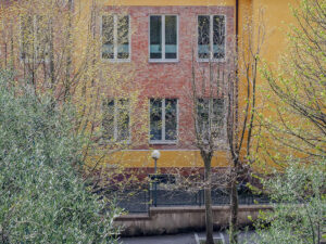 immeuble-couleurs-rue-san-quirico-orcia-toscane-italie