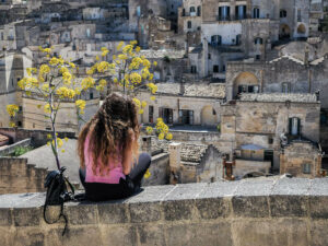 jeune-fille-assise-centre-ancien-matera-italie