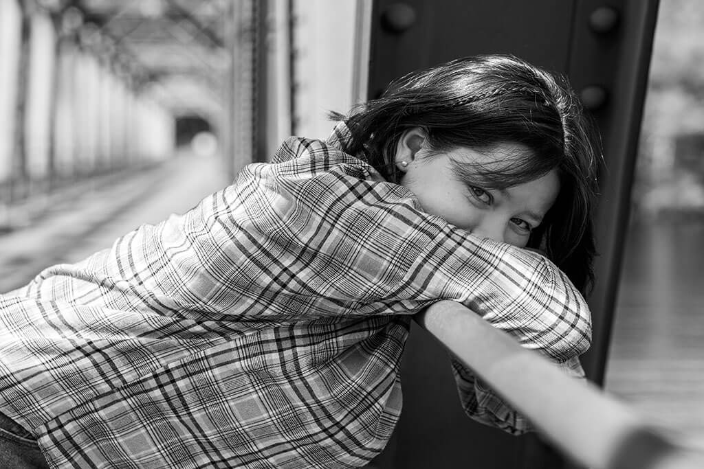 jeune-fille-barriere-pont-fer