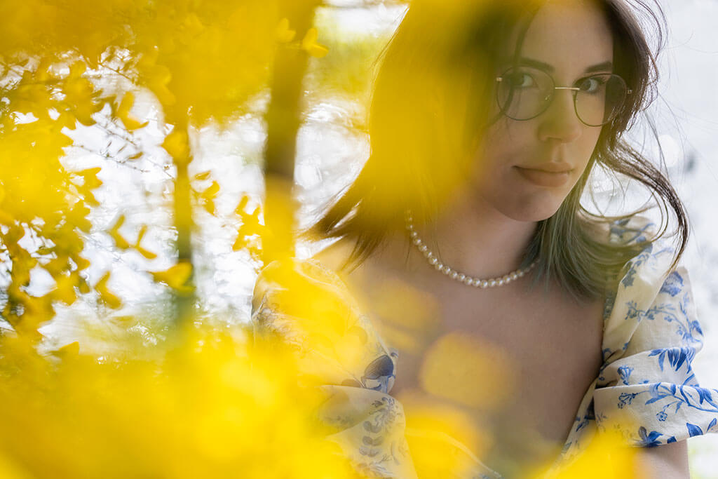 jeune-fille-lunette-fleurs-jaunes