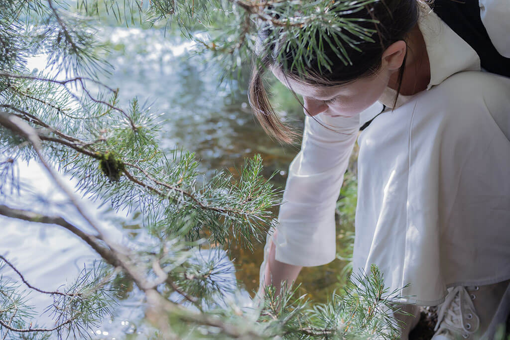 jeune-fille-reveuse-berge-lac-arbre