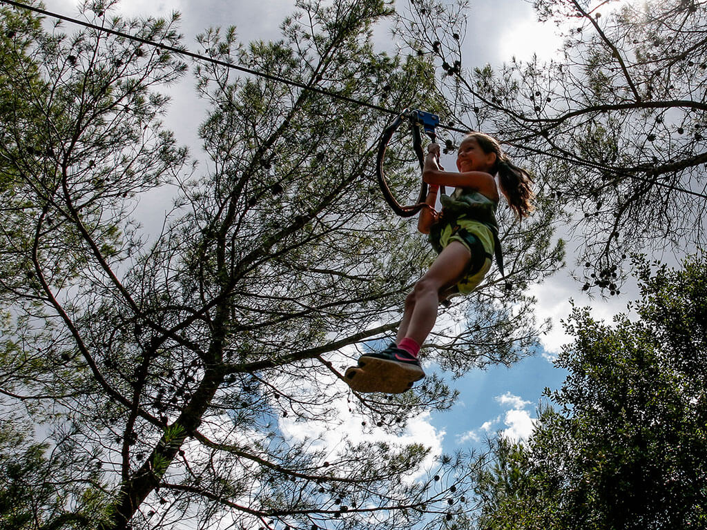 jeune-fille-tyrolienne-accrobranche