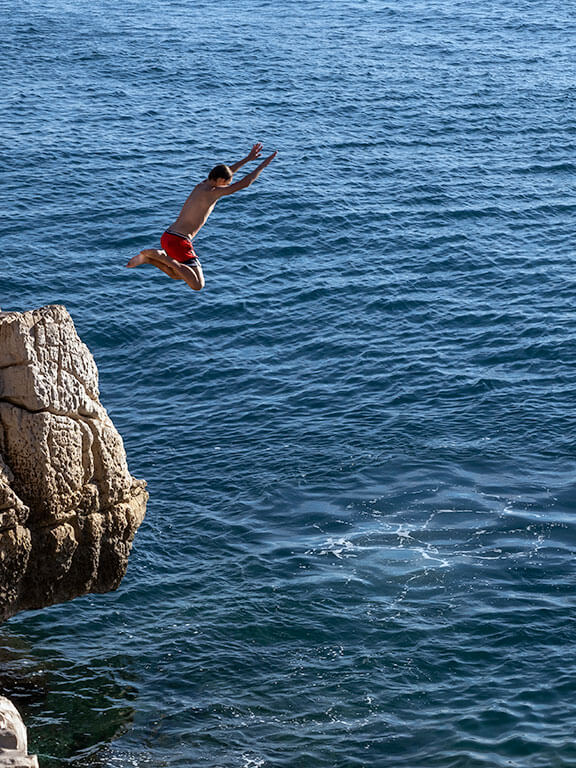 jeune-garcon-plongeon-mer