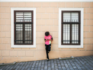 jeune-garcon-telephone-rue-pavee-zagreb-croatie