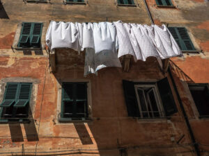 linge-seche-fil-immeuble-monterosso-cinque-terre-italie