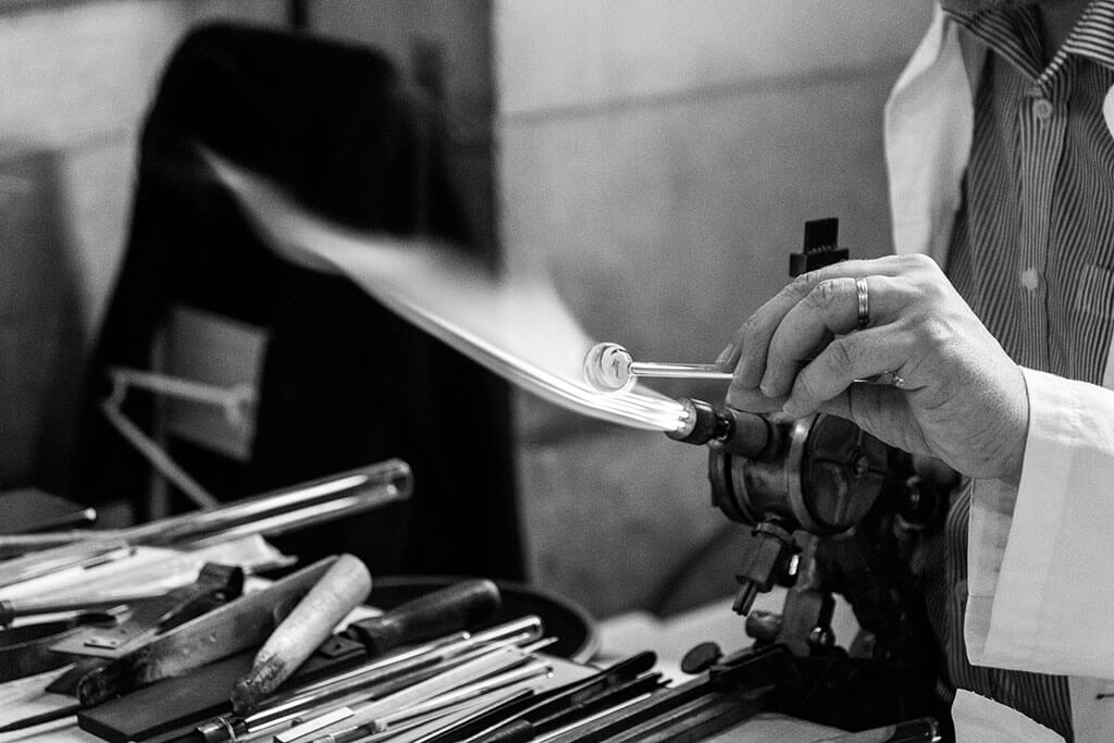 main-chalumeau-travail-artisan-verre