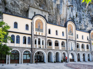 monastere-troglodyte-ostrog-montenegro