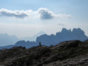 montagnes-sentier-cinque-torri-dolomites-italie