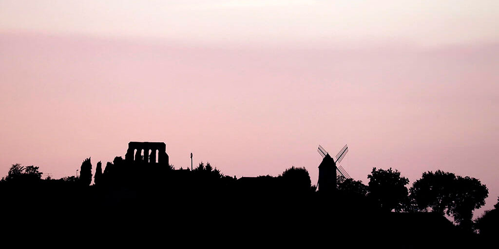 panorama-mur-clocher-moulin-vent-ombre-chinoise