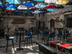 parapluies-couleurs-place-centre-ancien-kotor-montenegro