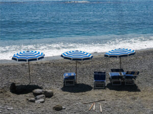 parasols-plage-monterosso-cinque-terre-italie