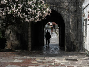 passants-porte-centre-ancien-kotor-montenegro