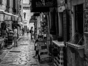 passants-rue-centre-ancien-kotor-montenegro