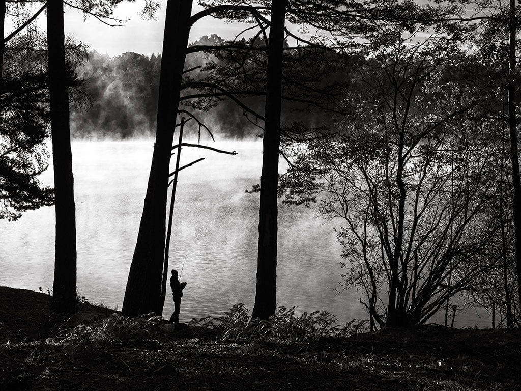 pecheur-arbres-lac-lever-soleil