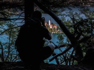 photographe-agenouille-lac-bled-slovenie