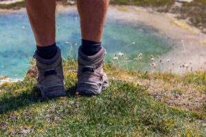 pied-herbe-randonneur-montagne-lac