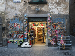 pinocchio-boutique-jeux-bois-rue-orvieto-italie