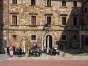 place-centrale-montepulciano-toscane-italie
