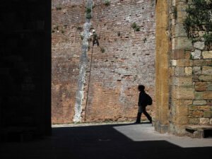 promeneur-ombre-chinoise-rue-montepulciano-toscane-italie