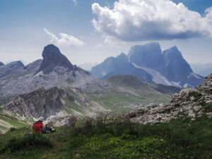 randonneur-assis-sentier-lac-federa-dolomites-italie