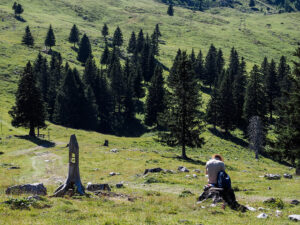 randonneur-chapeau-assis-paturages-velika-planina-slovenie