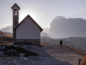 randonneur-chapelle-sentier-tre-cime-lavaredo-dolomites-italie