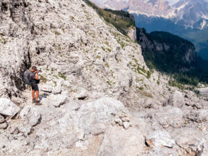 randonneur-photographe-sentier-lac-federa-dolomites-italie
