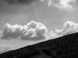 randonneurs-crete-sentier-cinque-torri-dolomites-italie