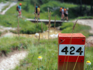 randonneurs-poteau-balisage-sentier-cinque-torri-dolomites-italie