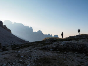 randonneurs-sentier-tre-cime-lavaredo-dolomites-italie