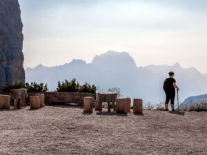 randonneuse-cinque-torri-montagnes-dolomites-italie